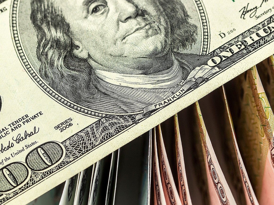Курс доллара на Форекс превысил 107 рублей впервые с марта 2022 года