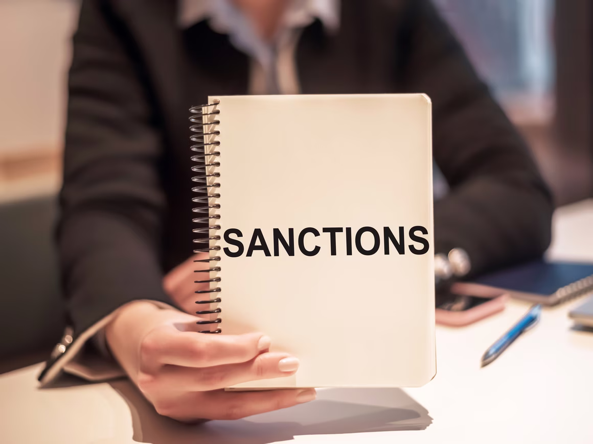 Великобритания вслед за США ввела санкции против Мосбиржи