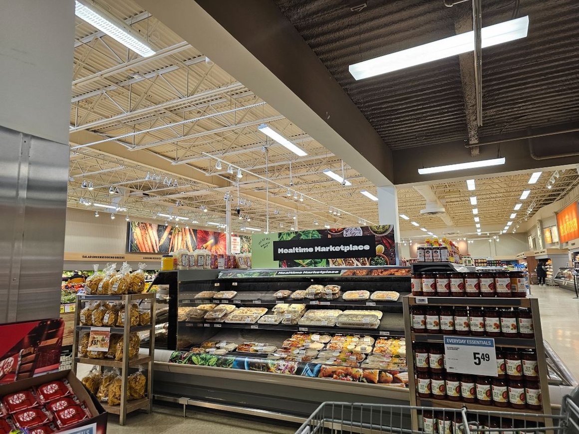 Торговые сети начали закрывать продовольственные магазины в приграничной зоне Курской области