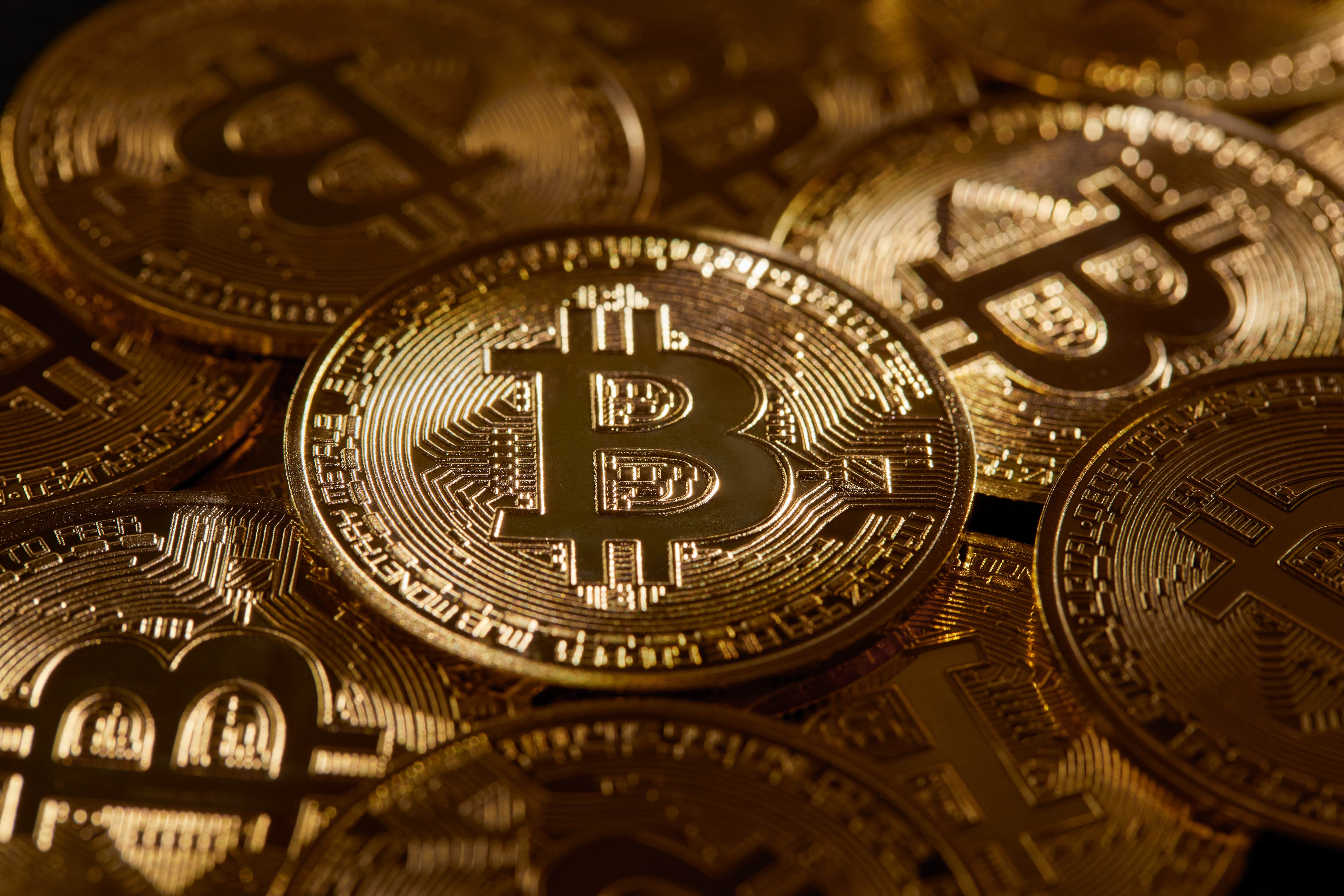 Биткоин упал ниже $75 тыс. на фоне введенных Трампом пошлин