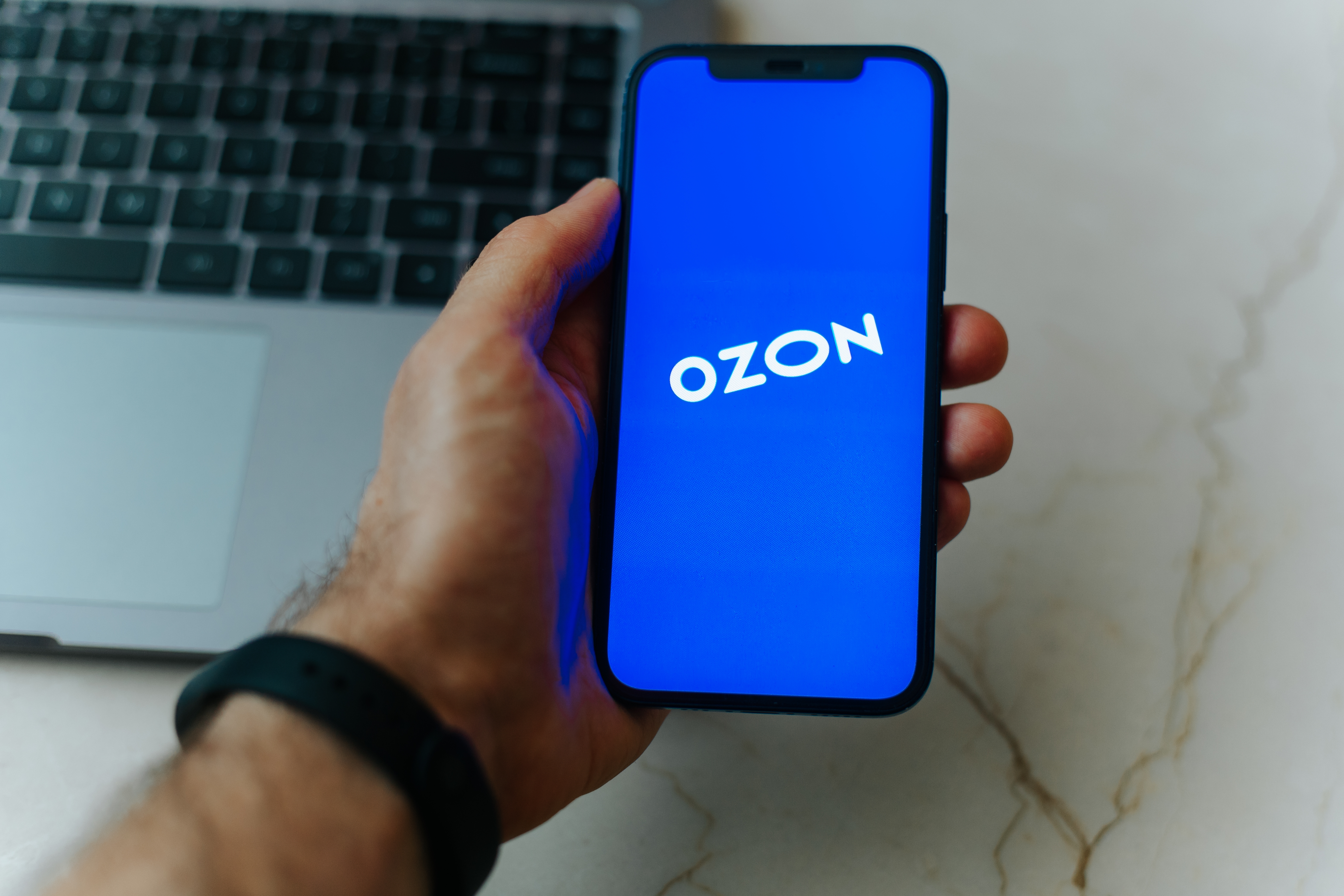 Ozon запустил AI-редактор для генерации фона на фото товаров