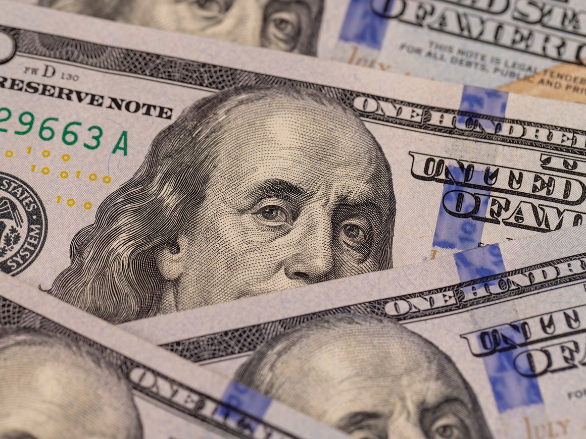 ЦБ установил курсы доллара и евро на новогодние праздники