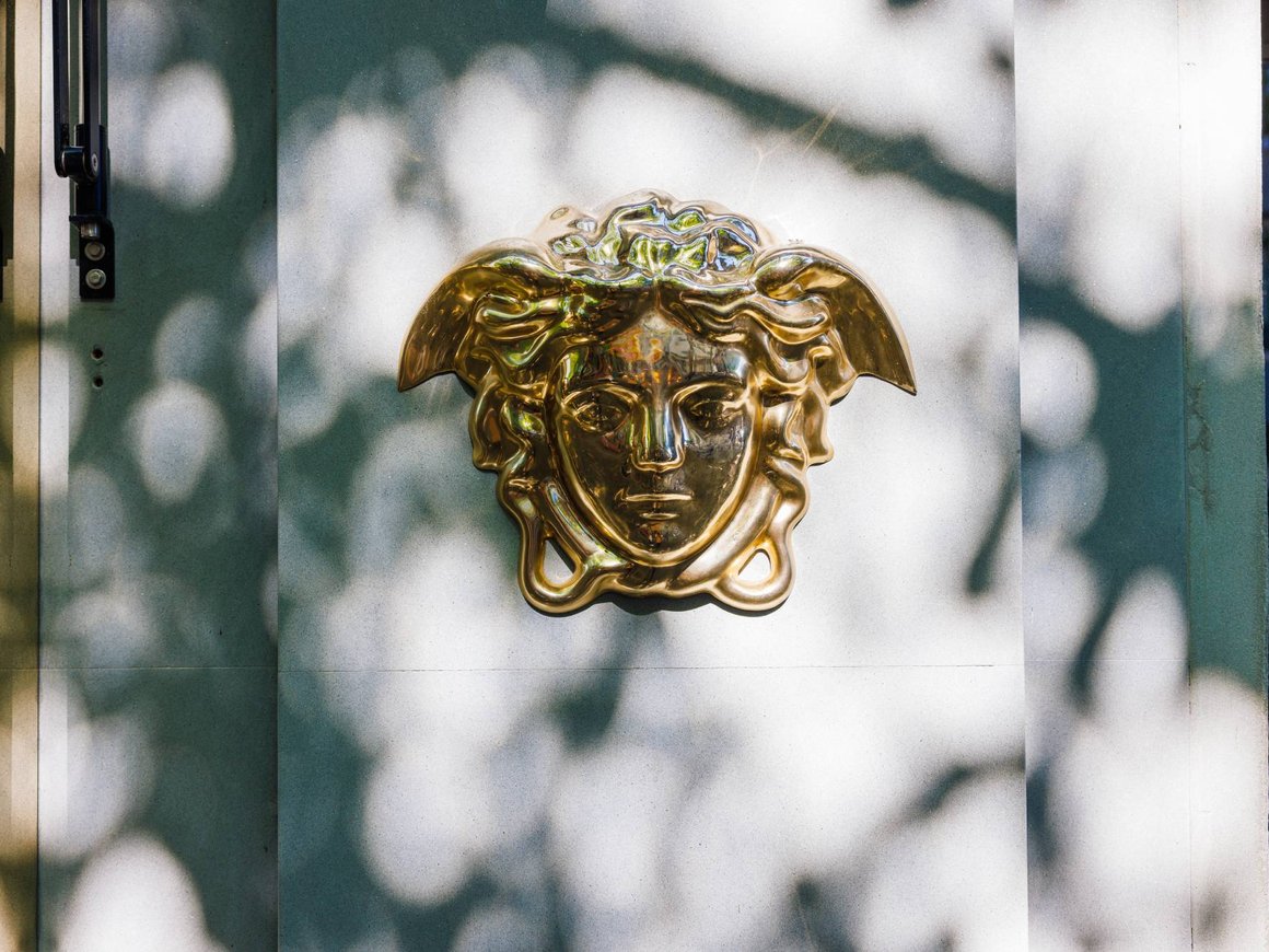 Versace продлила регистрацию табачного бренда в России