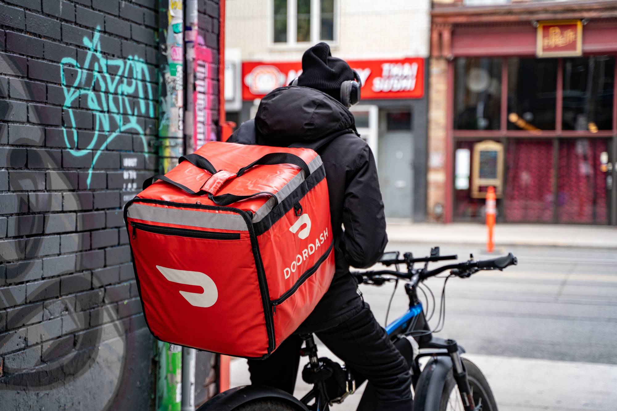 Сервис доставки еды DoorDash выплатит $17 млн за включение чаевых в зарплаты курьеров