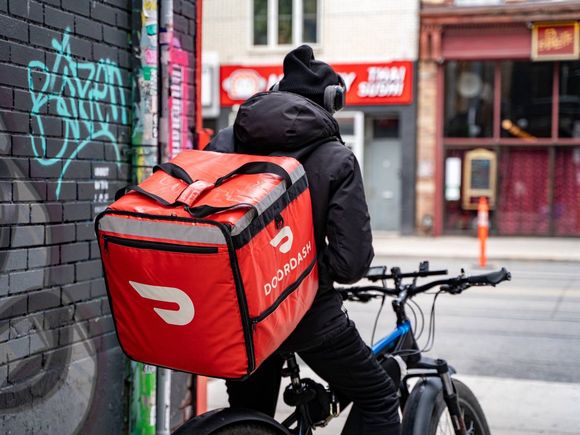 Сервис доставки еды DoorDash выплатит $17 млн за включение чаевых в зарплаты курьеров