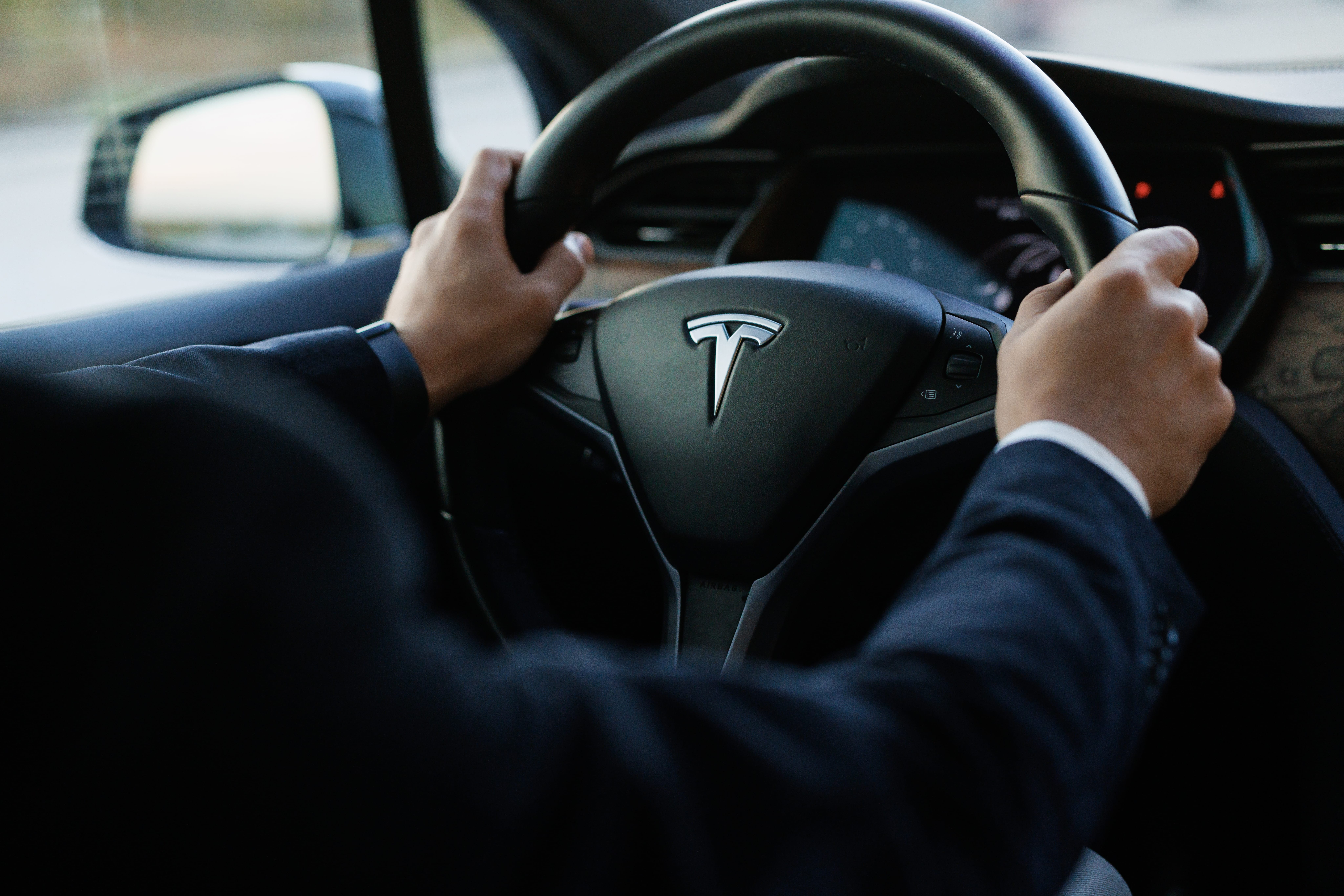 Продажи Tesla в Европе упали на 40% в феврале