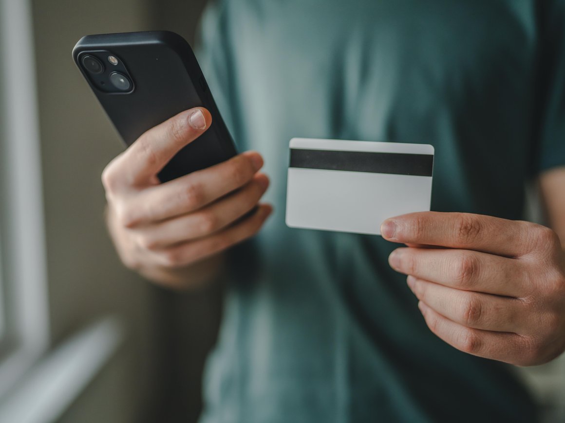 В России темп прироста платежей картами упал в 2,6 раза в 2024 году