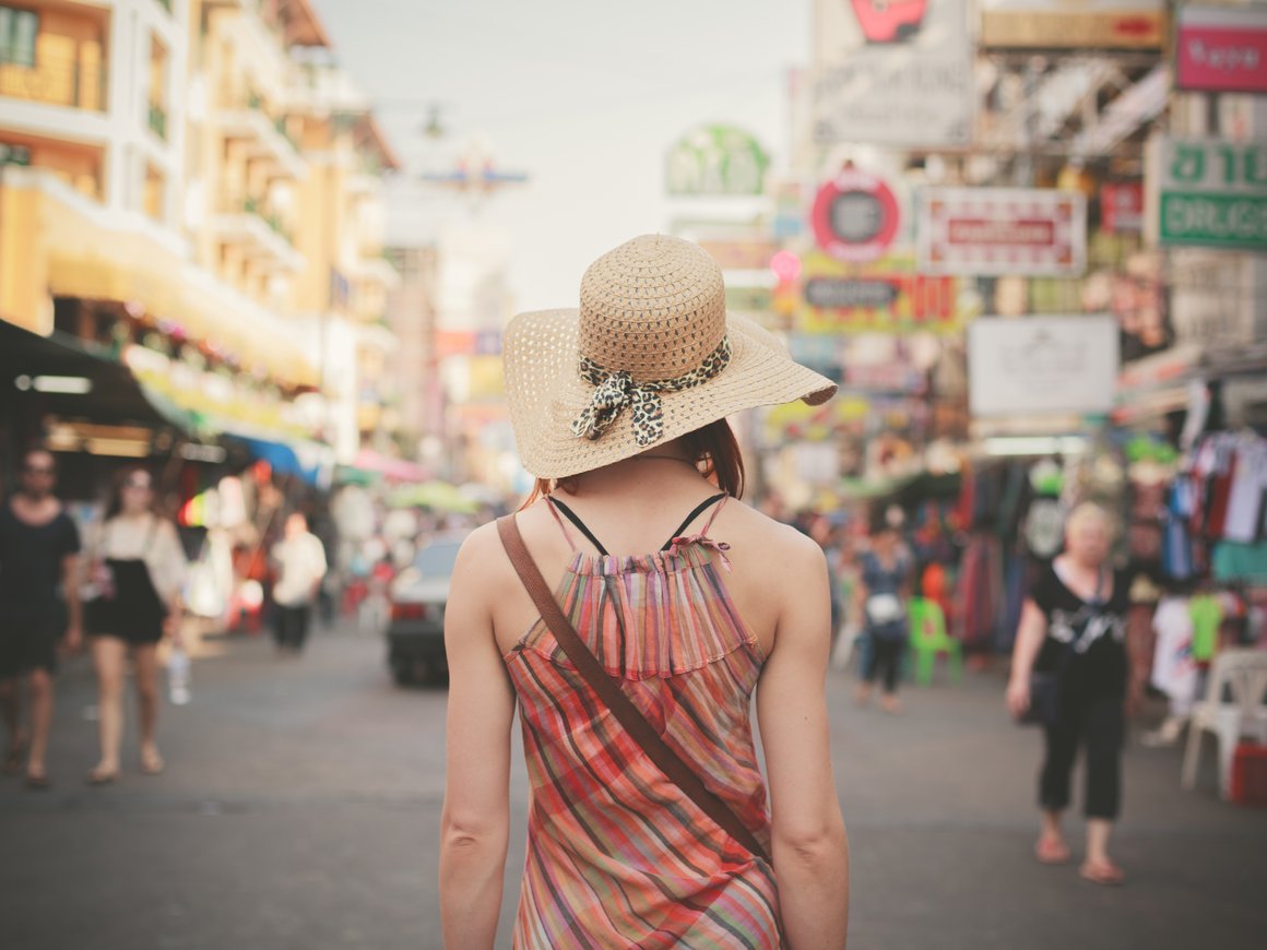 Таиланд начал «по-футбольному» штрафовать туристов за правонарушения