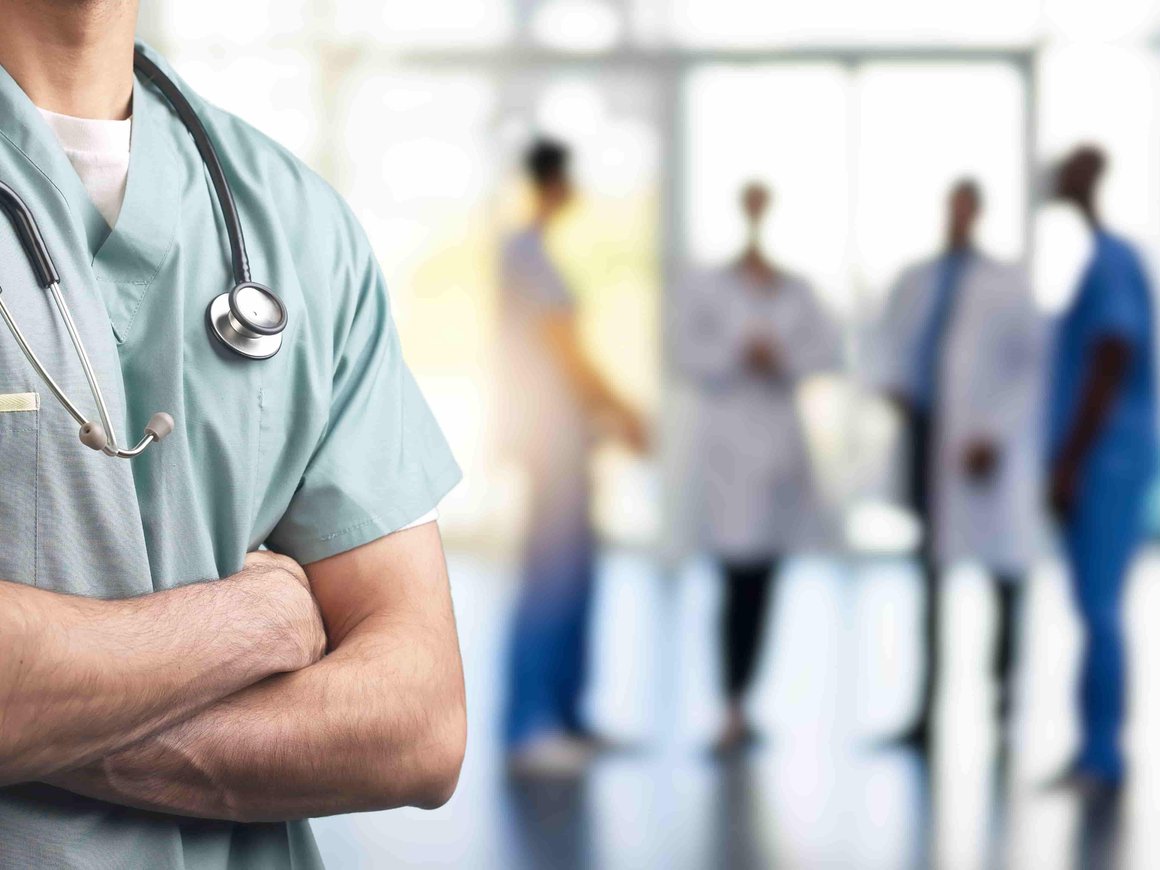 Крупнейшие фармкомпании сократили выплаты российским врачам на 17%