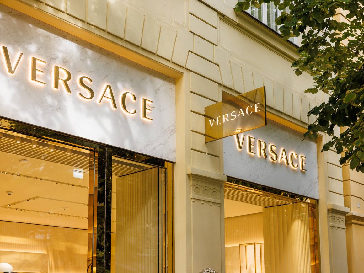 Bloomberg: Prada договорилась о покупке Versace за €1,5 млрд