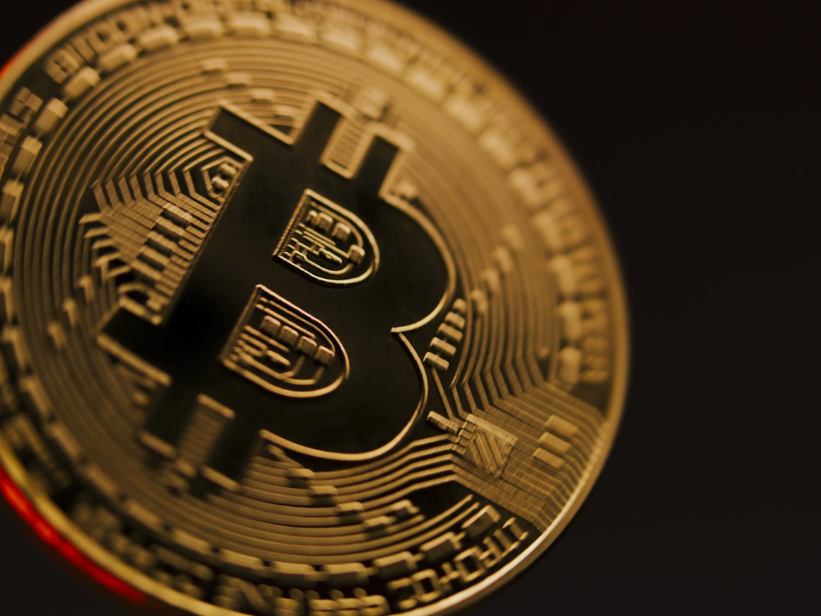 Биткоин впервые в истории превысил $106 тыс.