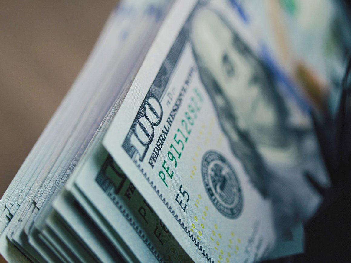 Курс доллара на Форекс упал до 93 рублей впервые в 2025 году