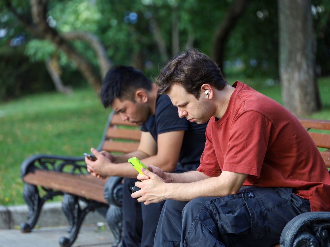 В России запустят экспериментальный контроль мигрантов через смартфоны