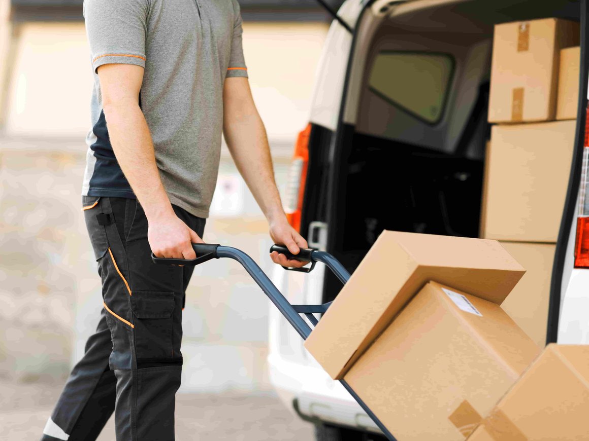 Мигранты-курьеры в России стали зарабатывать наравне с начинающими IT-специалистами