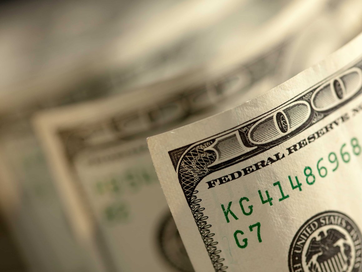 ЦБ впервые за год поднял курс доллара США выше 97 рублей