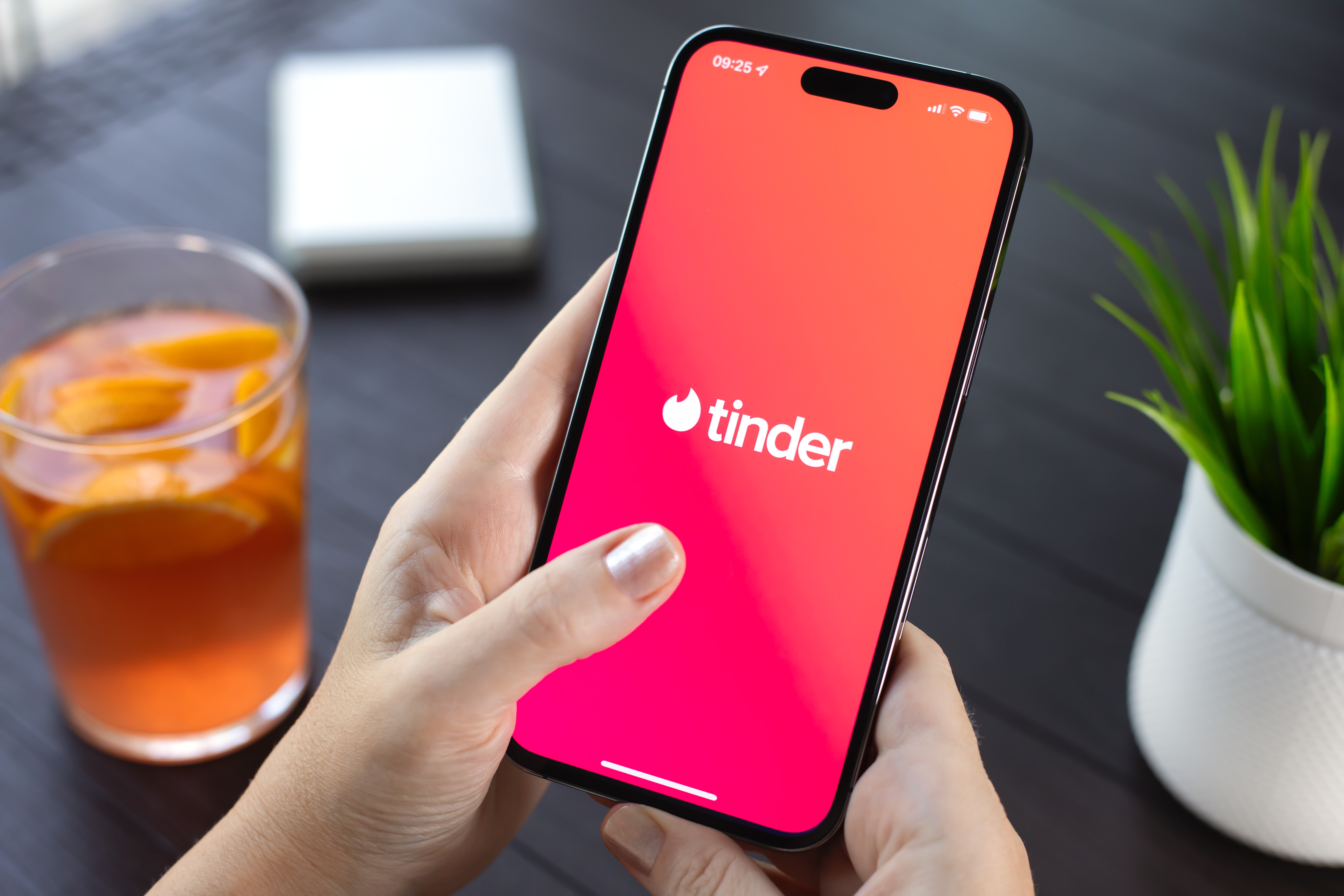 Tinder внедрил в свое приложение игру по обучению знакомствам на базе ИИ