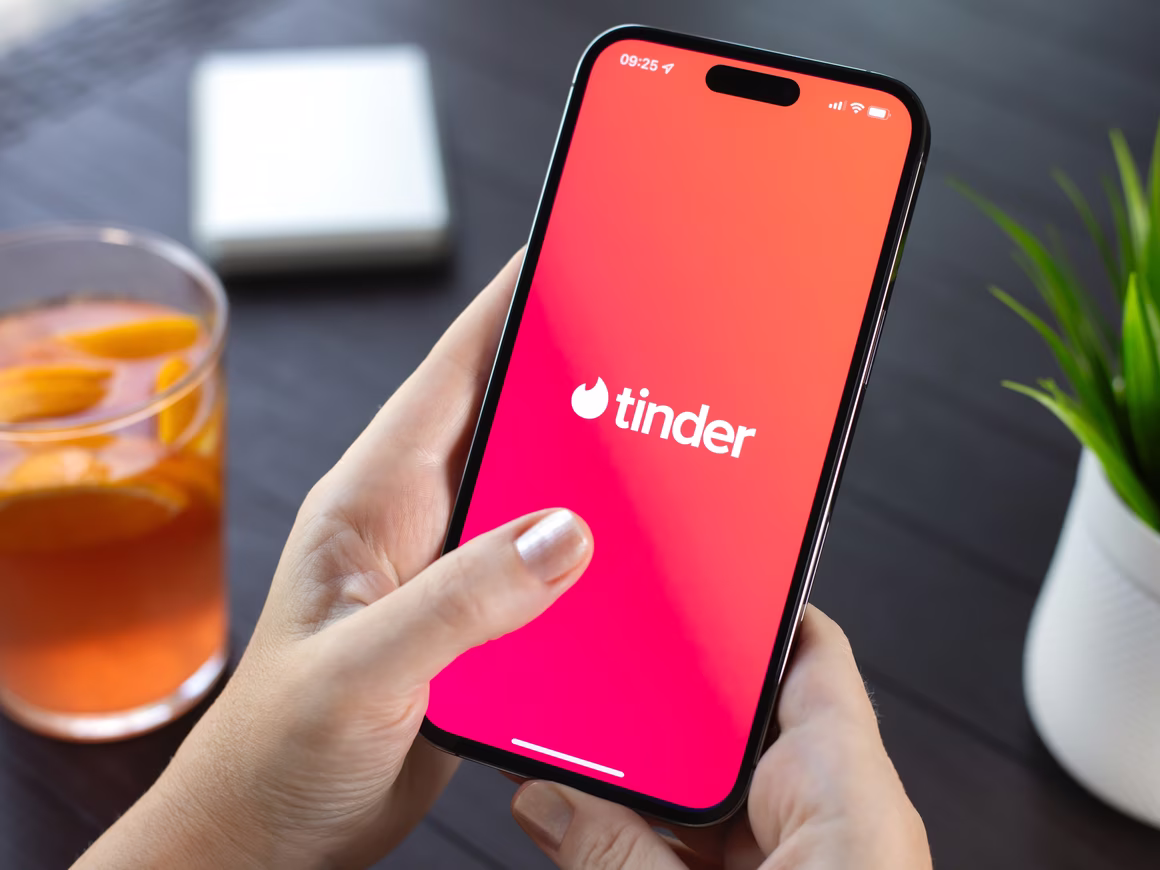 Tinder внедрил в свое приложение игру по обучению знакомствам на базе ИИ