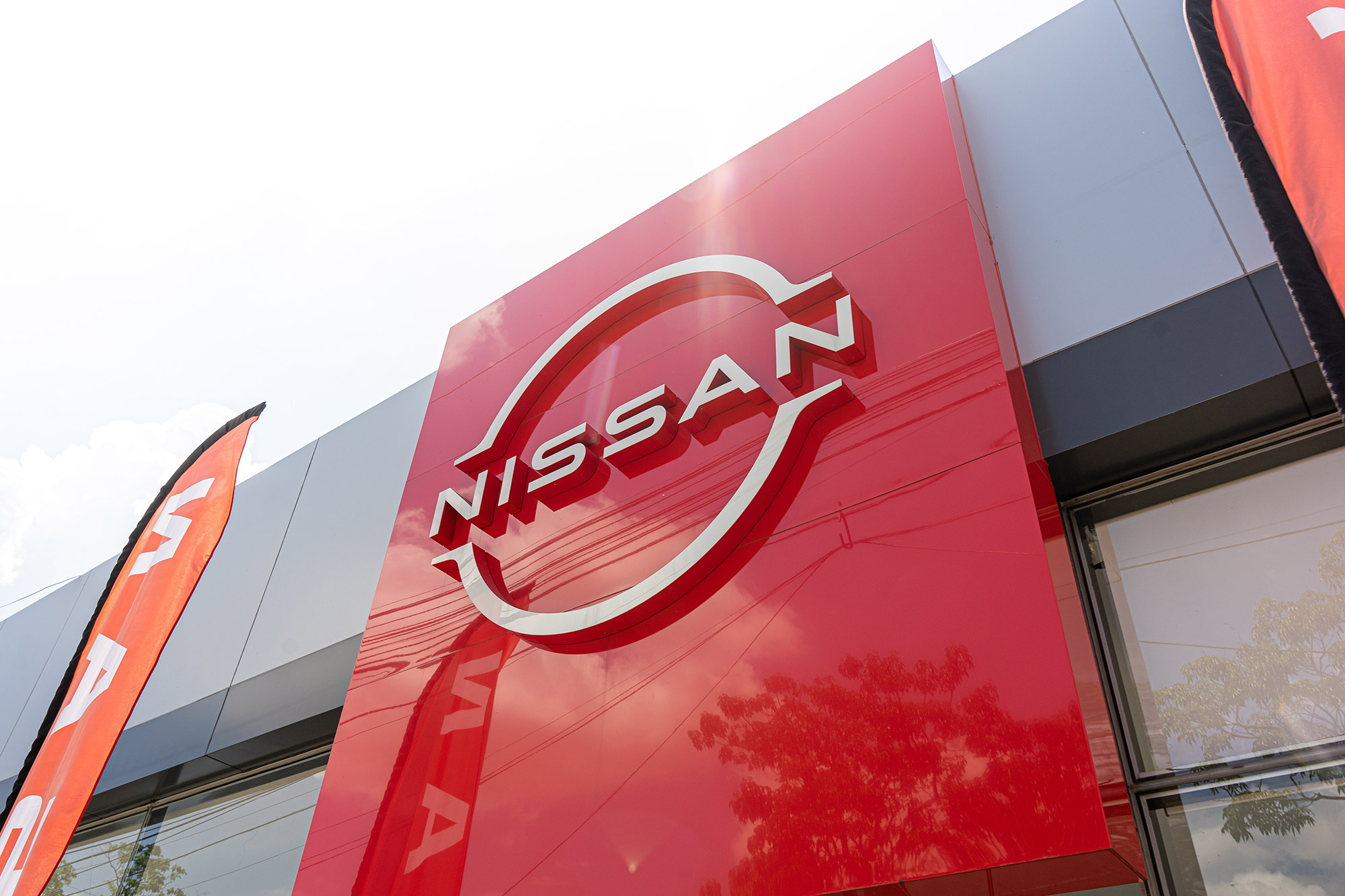 Акции Nissan пережили сильнейшее за 26 лет падение на новостях о слиянии с Honda