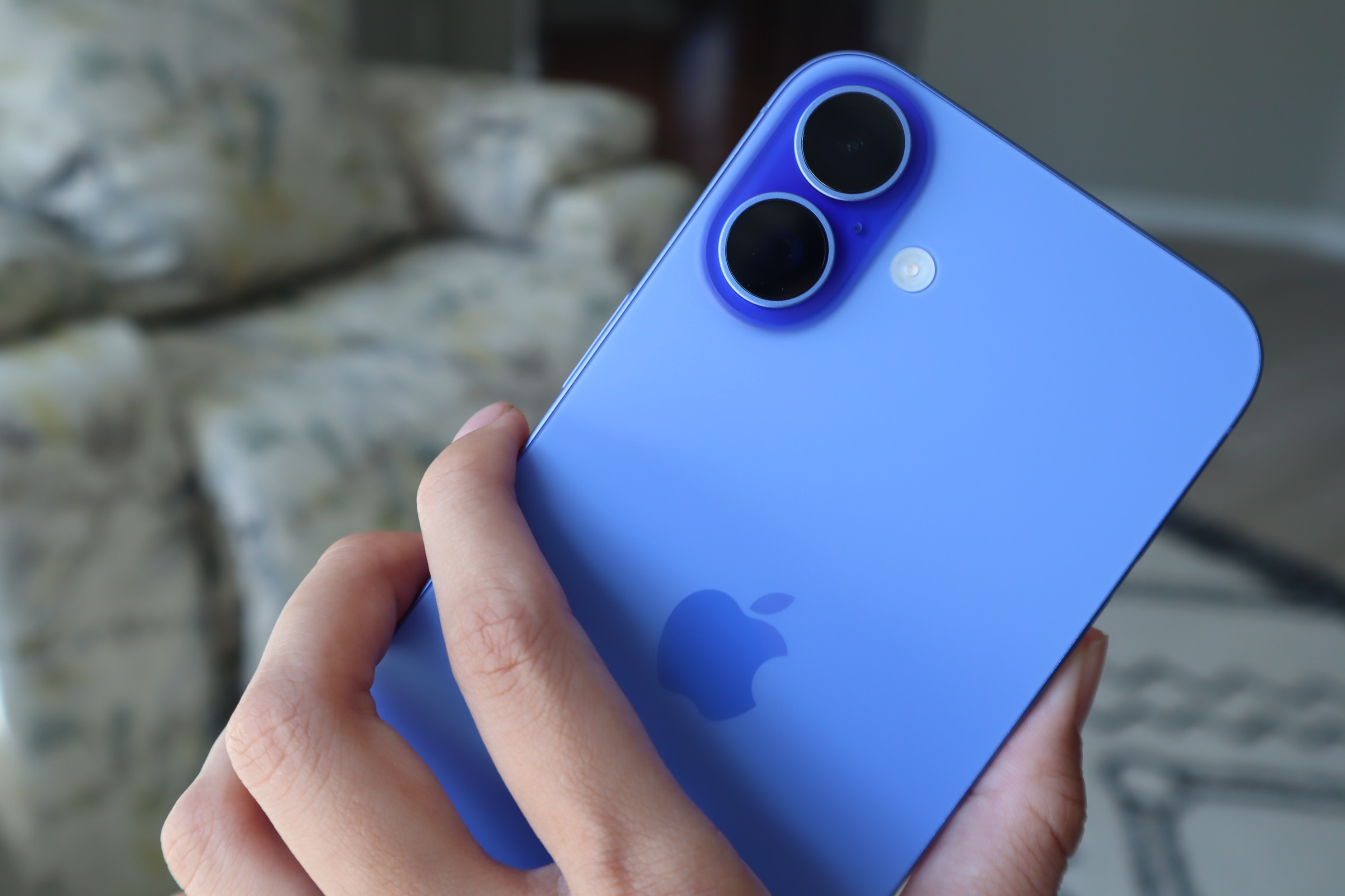 Продажи iPhone упали в России в 1,5 раза