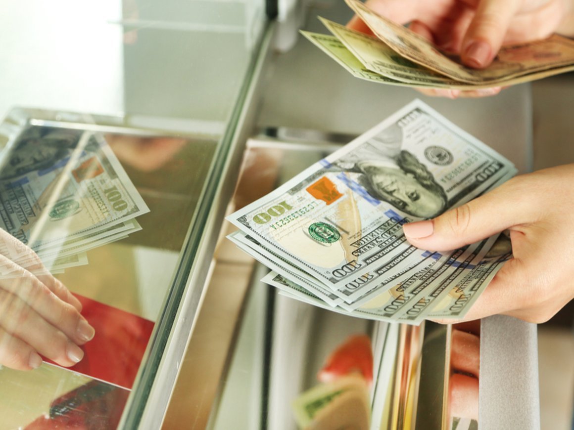 Россияне стали активно продавать валюту из-за повышения курсов