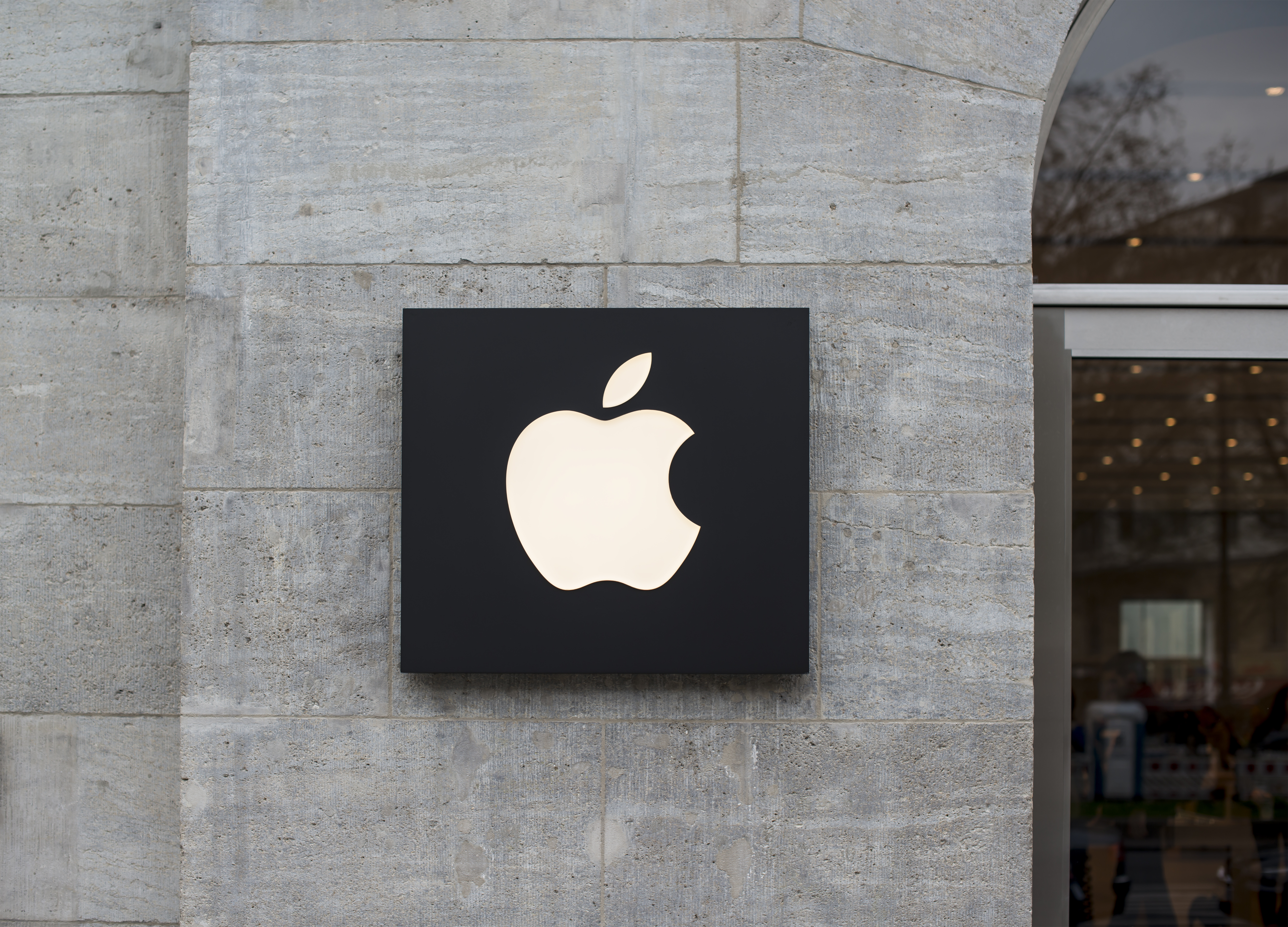 Apple inc iphone. Apple Store 2021. Apple айфон компания. Логотип компании Apple. Логотип Эппл здание.