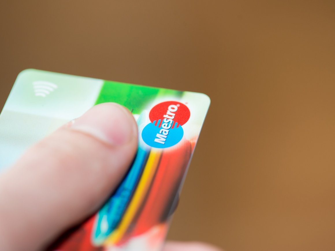 Сбербанк в июле выведет из обращения карты Maestro и Virtual