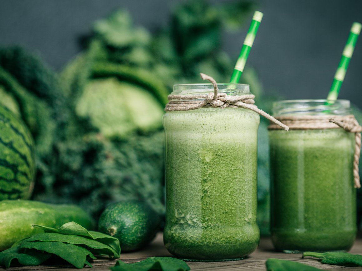 От яблочного уксуса до коктейля с морским мхом: 10 напитков, которые пьют ЗОЖ-адепты прямо сейчас