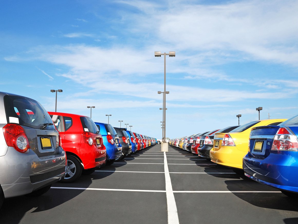 Запасы автомобилей на складах автодилеров достигли максимума за два года