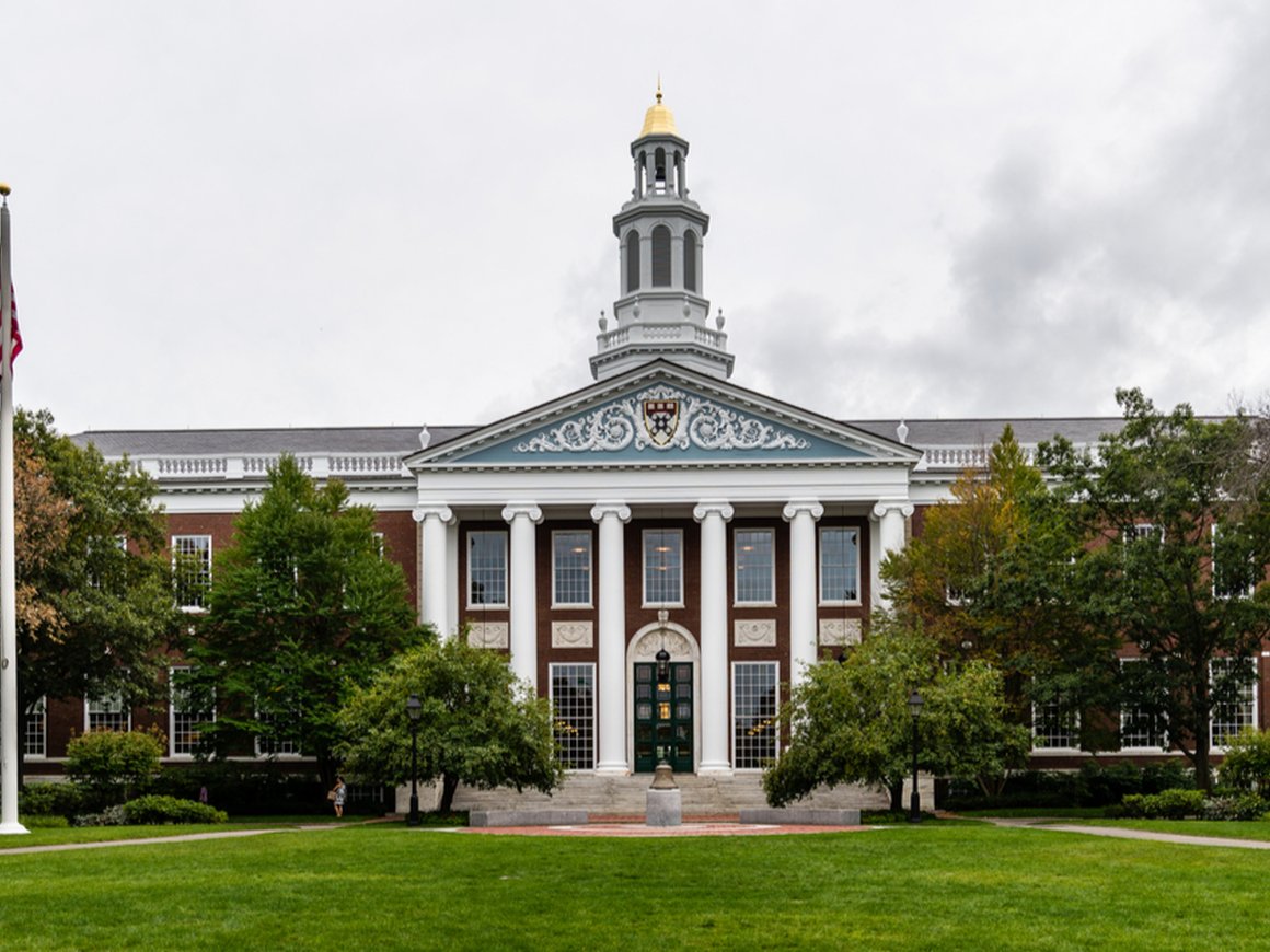 Гарвардская школа бизнеса создаст бесплатные места для студентов с низким достатком