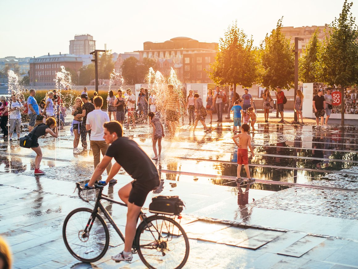 Жители мегаполисов спасались от аномальной жары на пляжах и природе