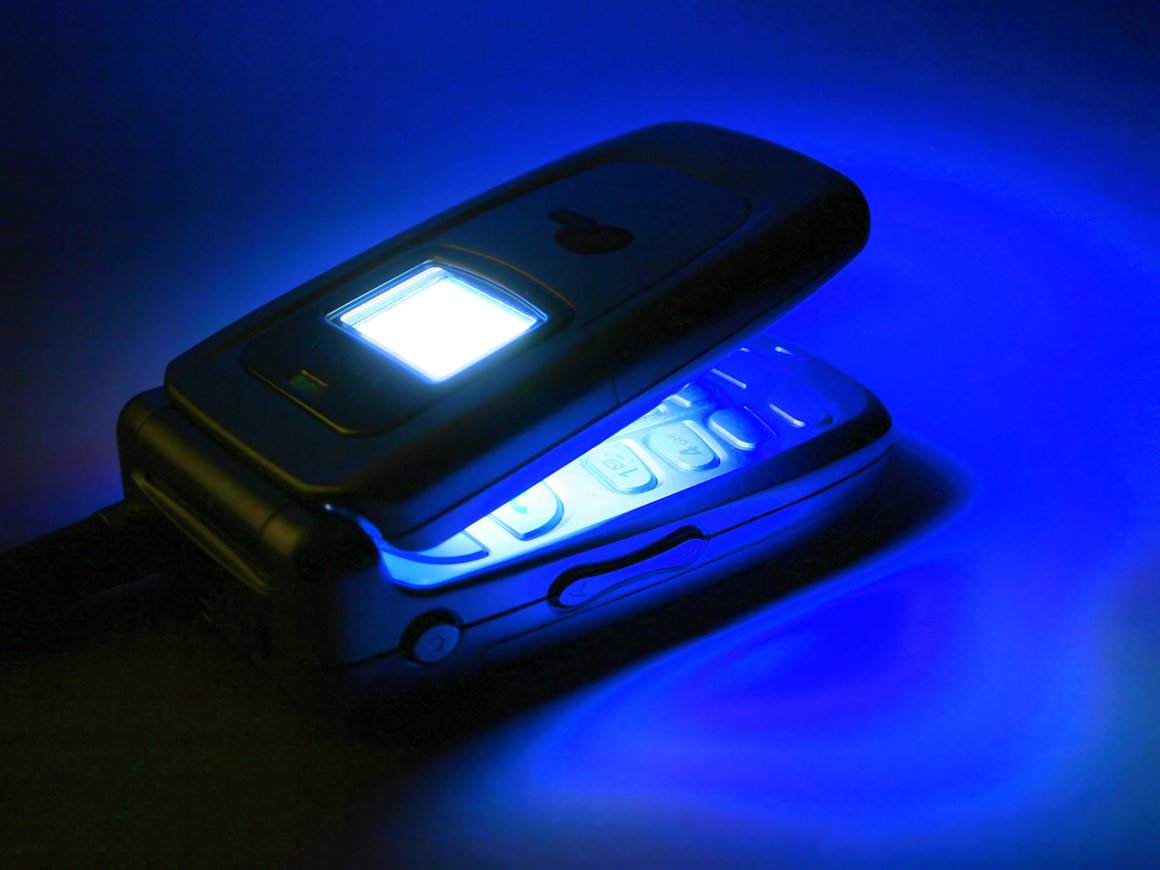 Основателю обанкротившейся FTX разрешили пользоваться телефоном-раскладушкой без выхода в интернет