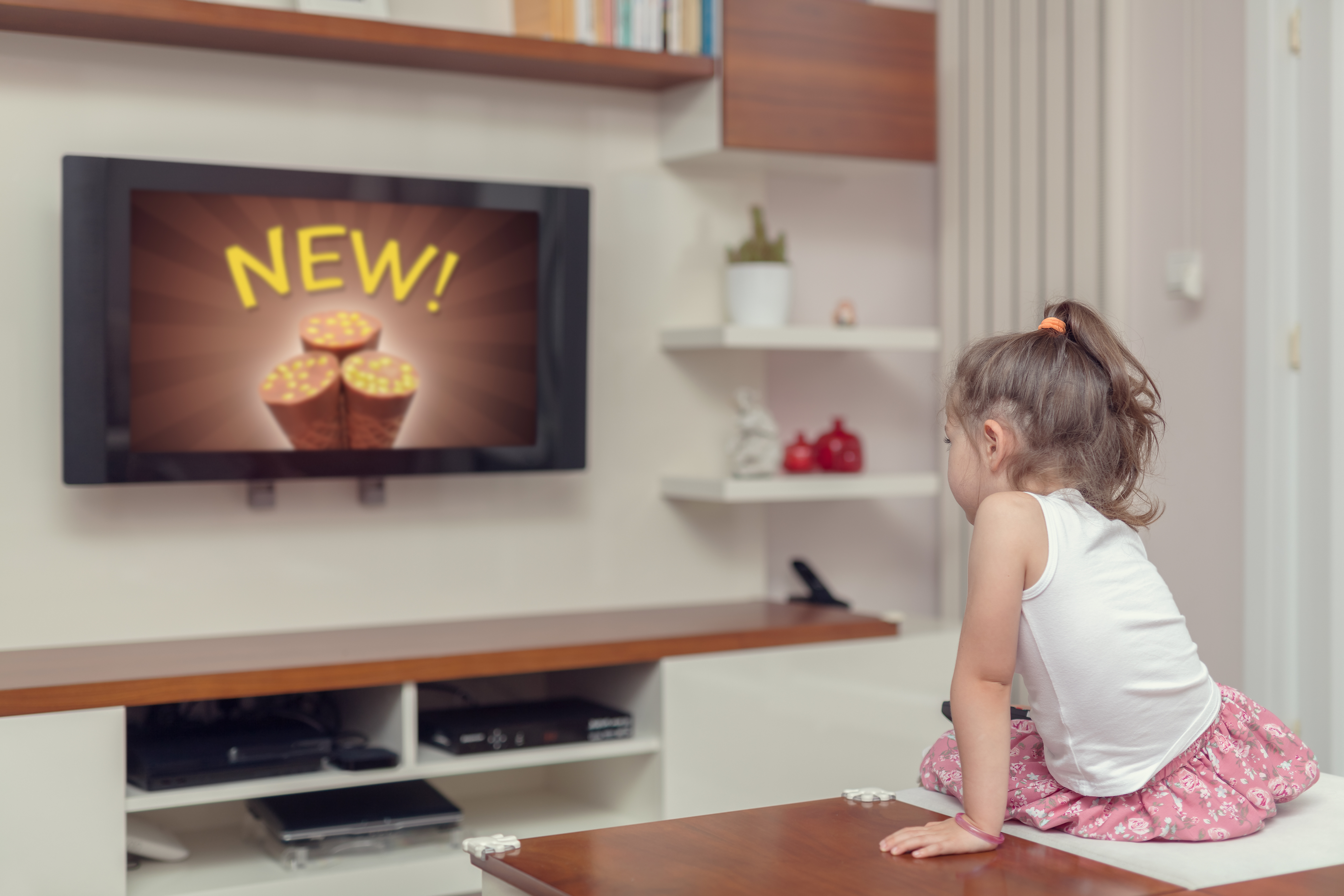 Дети смотрят на экран. Телевизор для детей. Реклама для детей. Реклама телевизора. Телевизор в детской комнате.