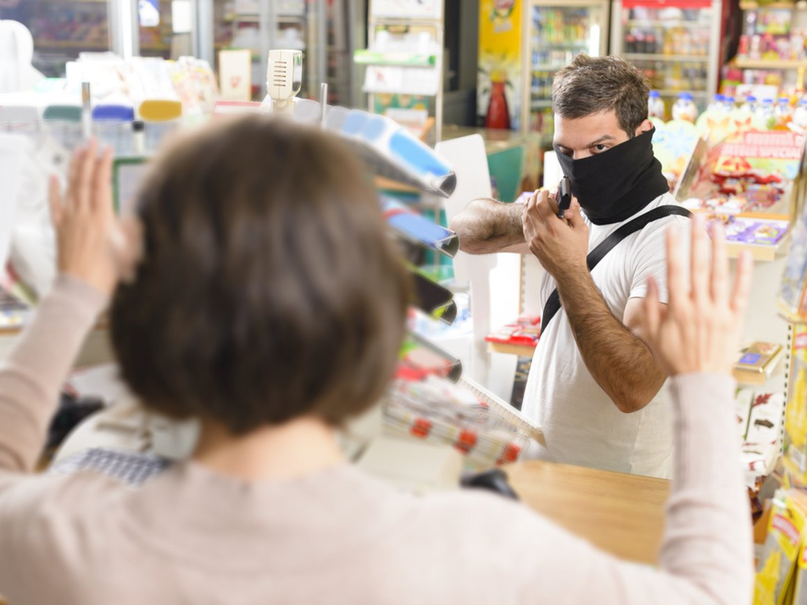 Названы самые опасные российские города для магазинов и ресторанов