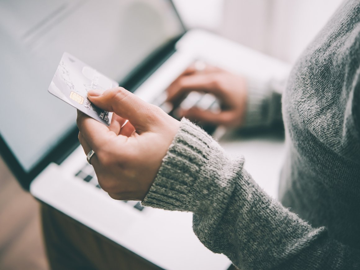 Эксперты рассказали, какие услуги и товары россияне заказывали в интернете в 2021 году чаще всего