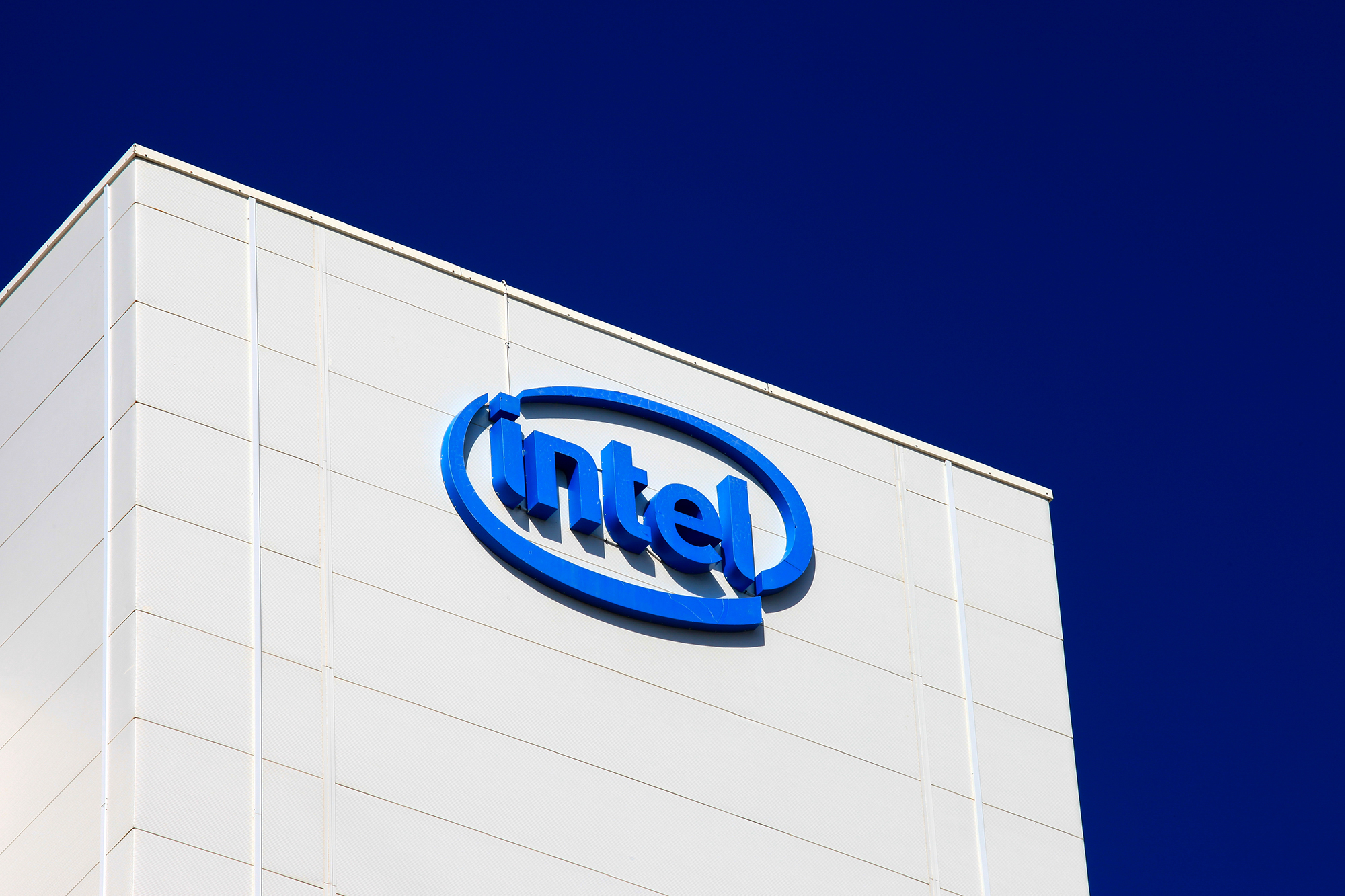 Intel заглушил мотор. Компания сворачивает производство авточипов и сокращает сотни сотрудников