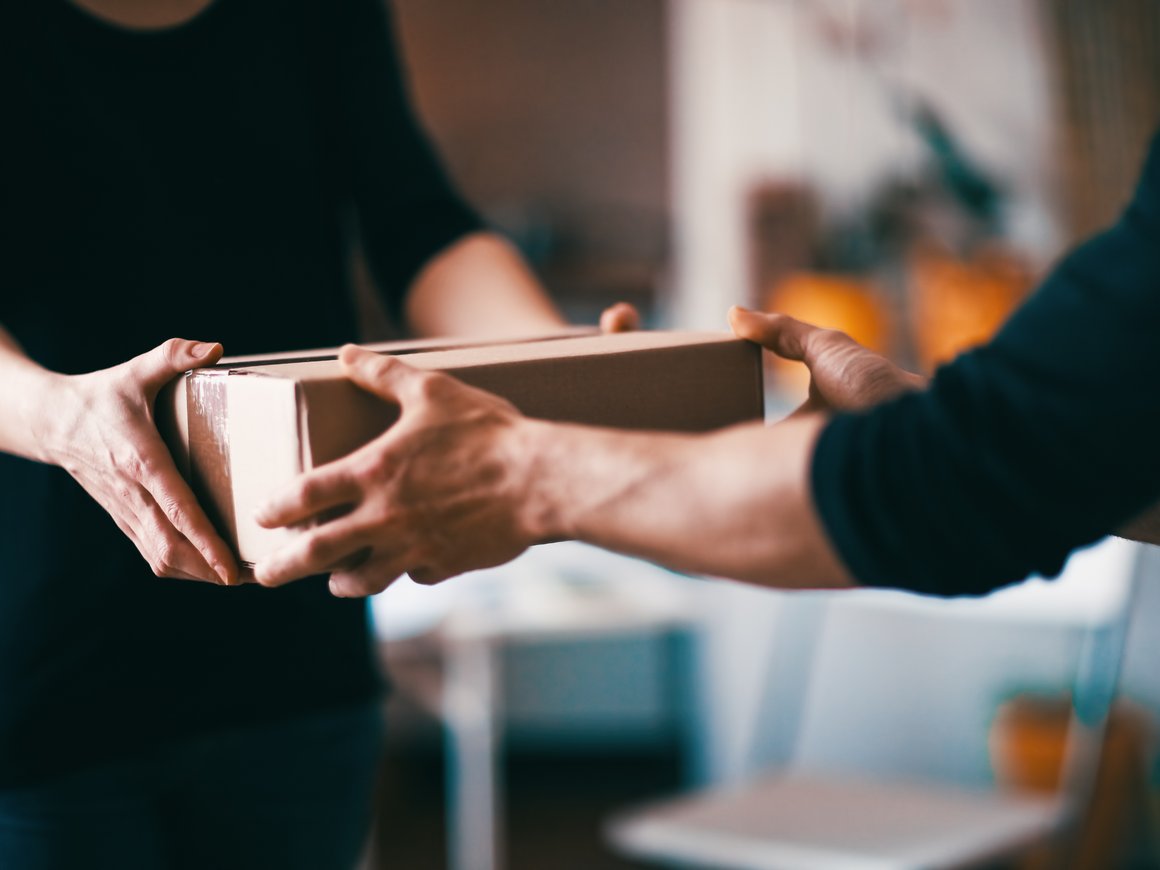 В Москве начал работать отряд курьеров на ходулях