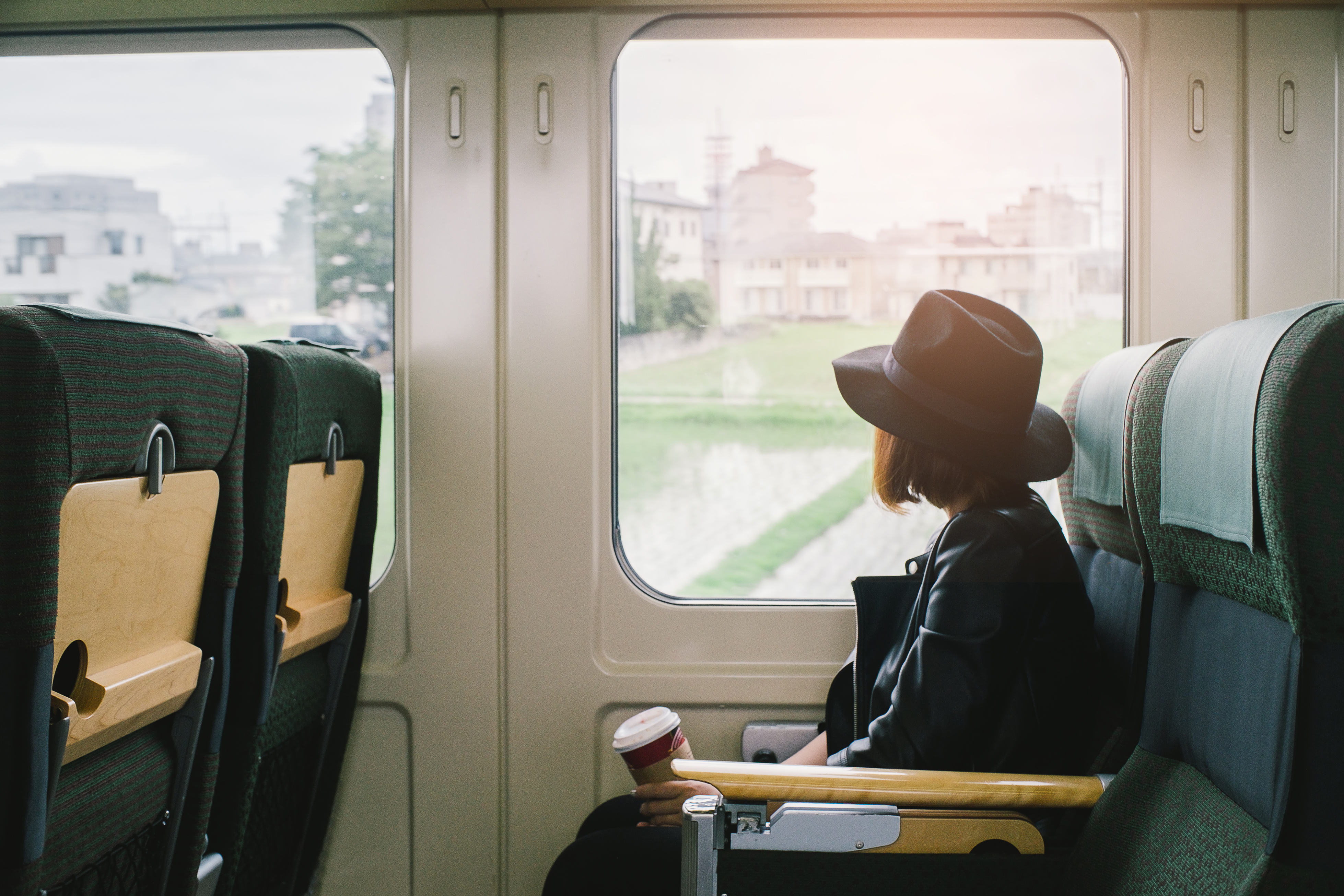 Сон ехать на поезде к чему снится. Окно поезда. Путешествие на поезде. Эстетика путешествий в поезде. Эстетика поездки в поезде.