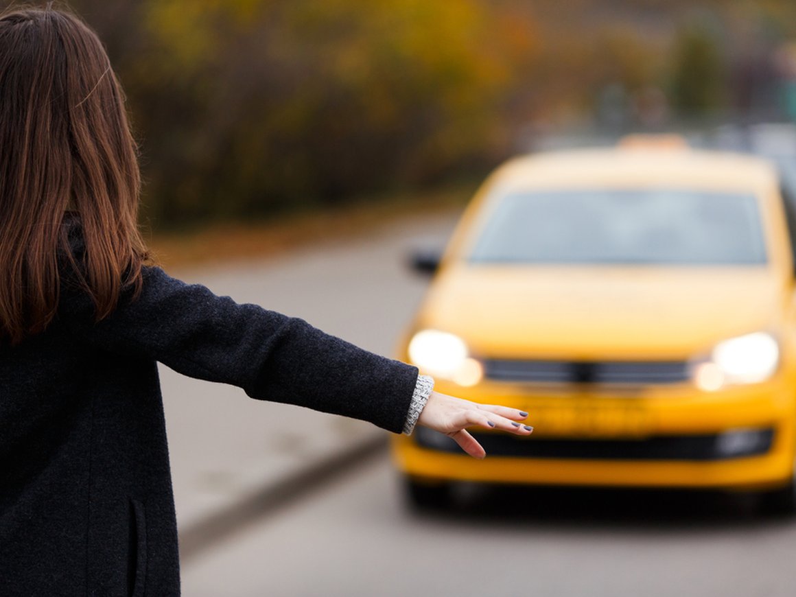 Московские таксисты попросили освободить их от проверки пропусков у пассажиров