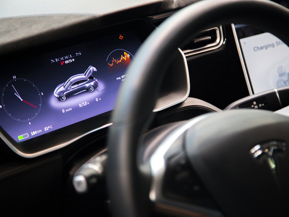 Tesla массово отзовет электромобили из-за установленной неисправности