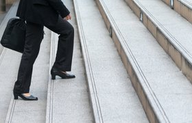 Россияне назвали самые важные факторы для продвижения по карьерной лестнице