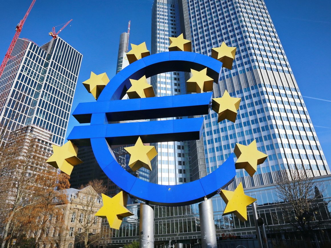 Курс евро впервые с 2016 года поднялся выше 91 рубля