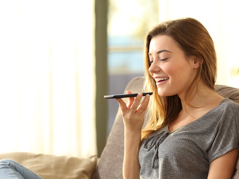 Диктор с милой картавостью: как настроить голосового робота, чтобы в нем не распознали машину