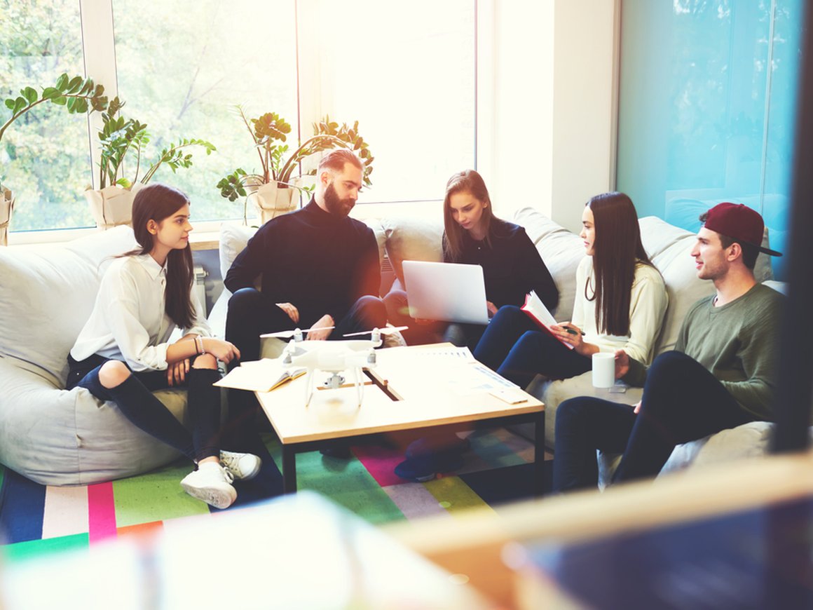 «Ненормированный график окупался классным коллективом». PR-специалисты – о своей первой работе