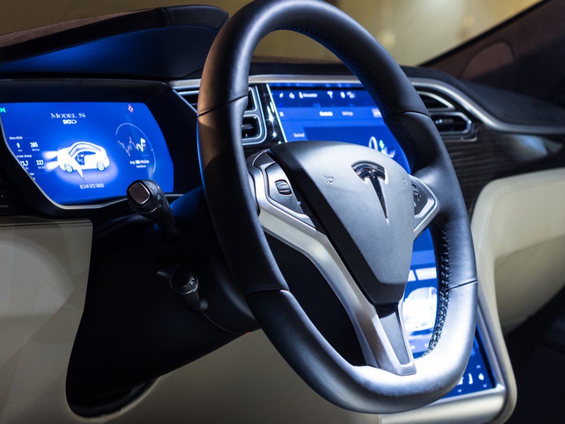 Tesla отзывает еще 579 тысяч электромобилей — они слишком тихо ездят