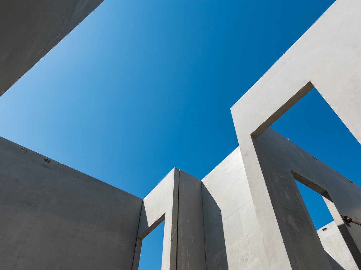 Ученые предложили более экологичную формулу бетона с переработанным стеклом