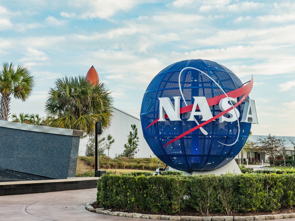 NASA приостановило лунный контракт SpaceX на $2,9 млрд из-за требований конкурентов