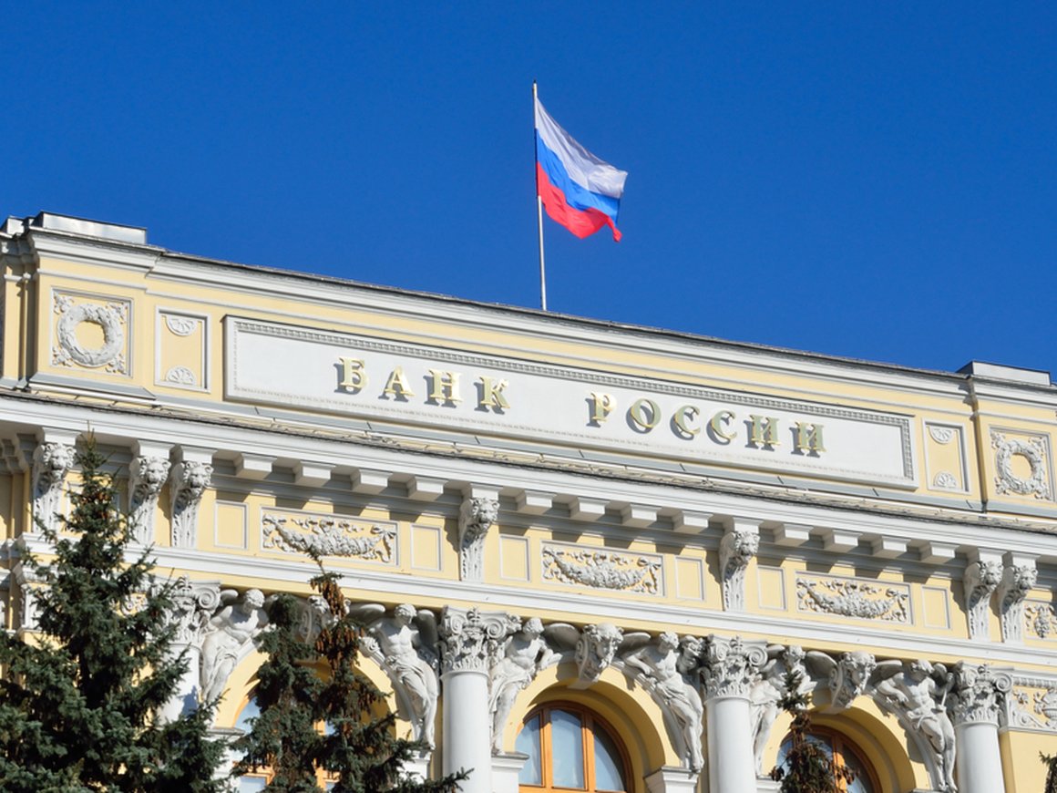 ЦБ запретил переводить родственникам за границей более $5 тысяч в месяц