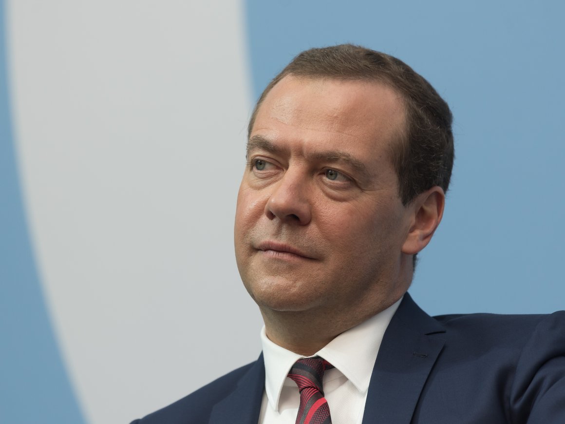 Медведев: при запрете доллара и евро Россия может перейти на платежи в юанях