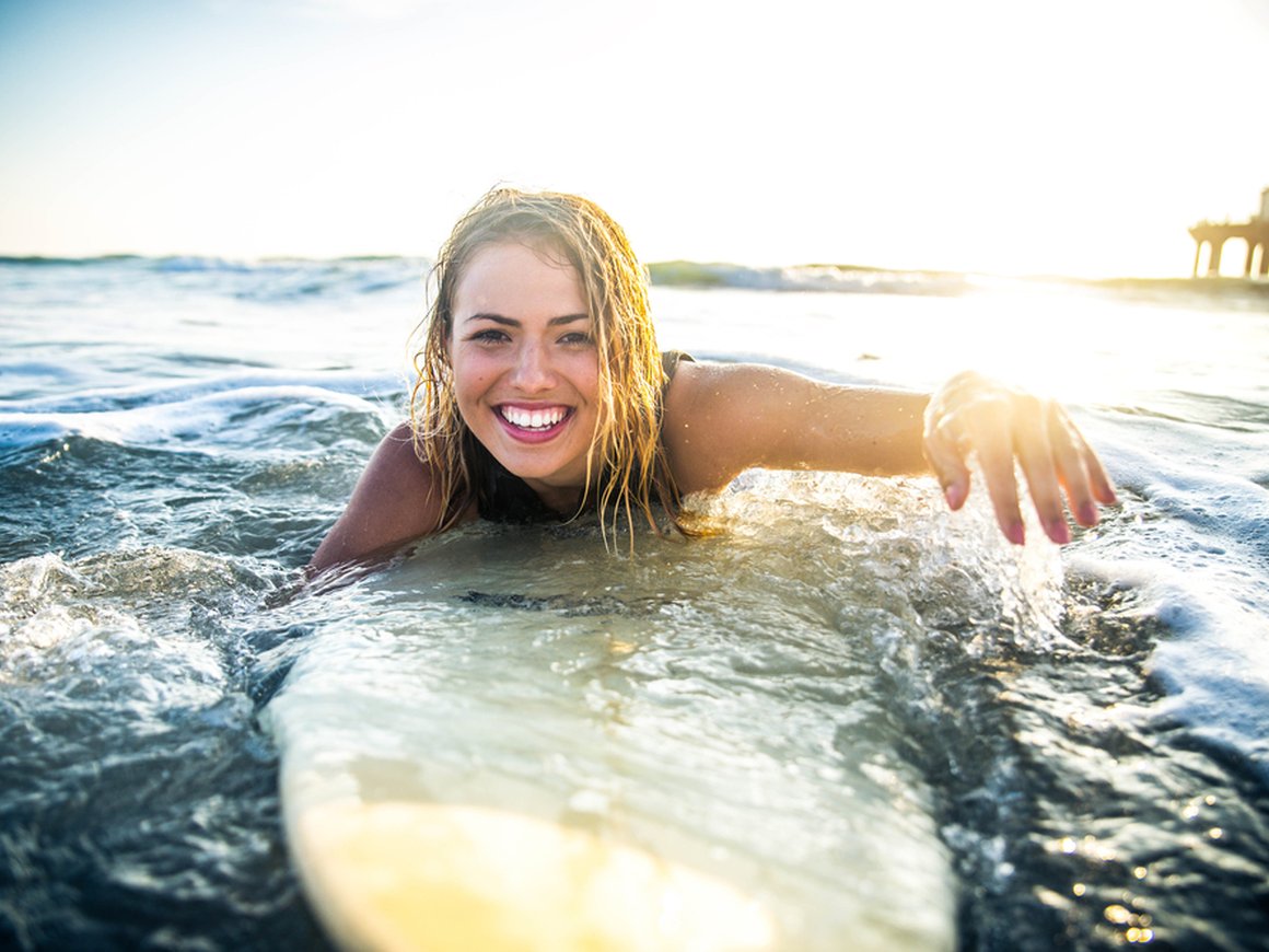 «В какой-то школе серфинга тебя уже заждались». Как провести каникулы на берегу океана почти бесплатно