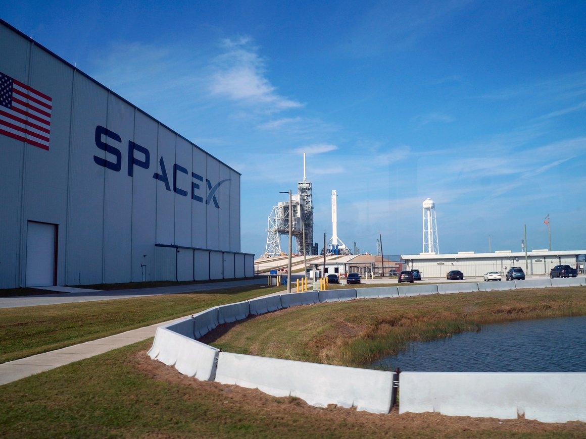 Многоразовая ступень Falcon 9 совершила посадку на платформу в Атлантическом океане